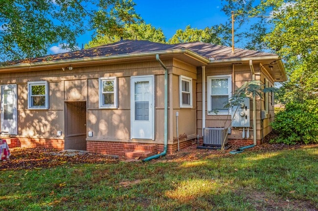 Building Photo - 5038 Pinewood Dr Unit 5044