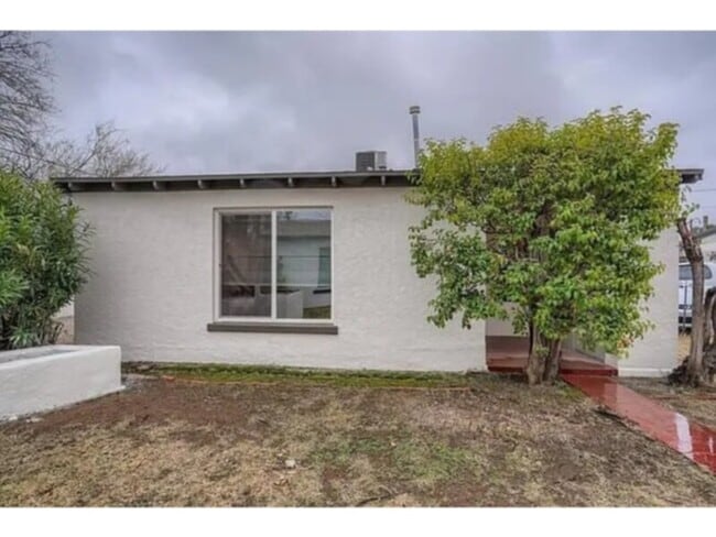 Building Photo - Standalone one-bedroom
