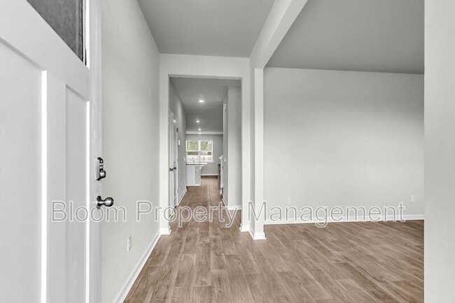 Photo - 205 Maple Hl Dr