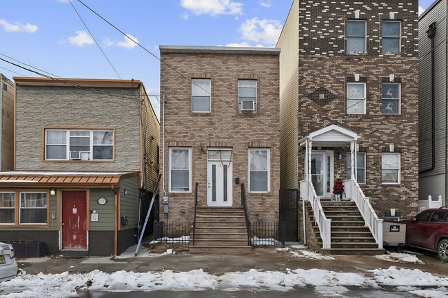 Building Photo - 15 Wales Ave