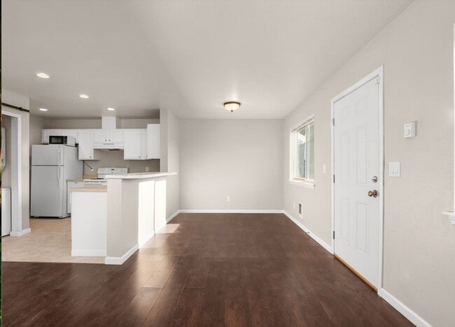 Photo - Spacious 2-Bedroom Duplex Near Tacoma Mall...