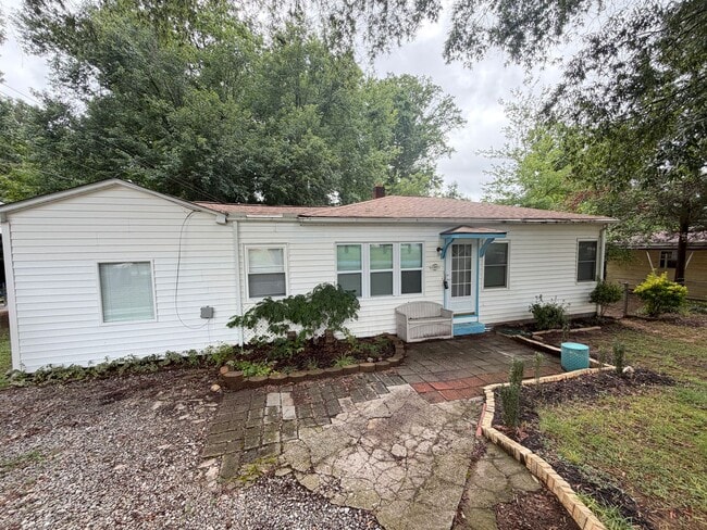 Building Photo - 3bd/2ba House in Jackson Park w/ Large Den, Back Porch, & Fenced Back Yard