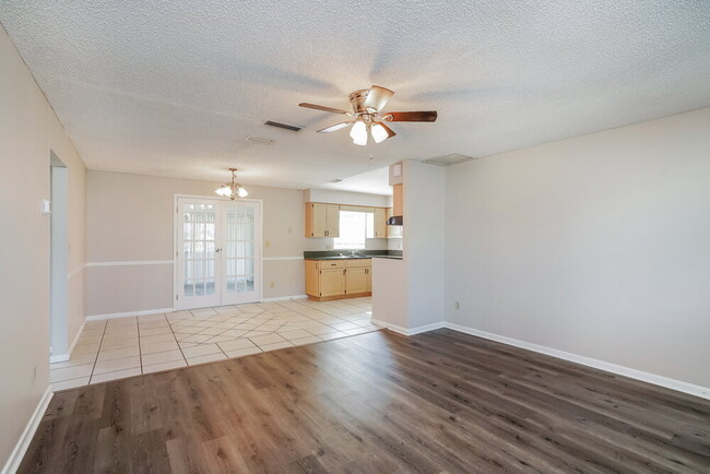 Photo - 405 Morgan Cir S