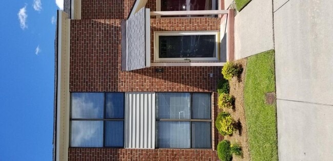 Photo - 18 Upton Ct Dr