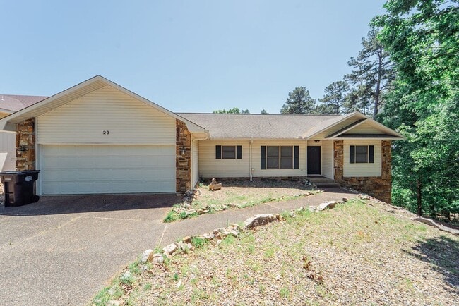 Building Photo - 4 bed, 3 bath, home with privet sunroom off master.