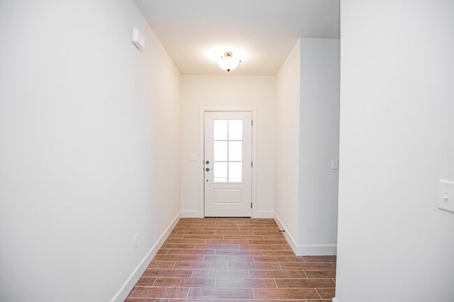 Photo - 924 Parker Ln