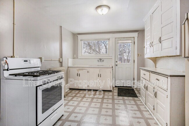 Photo - 247 Sweet St NE