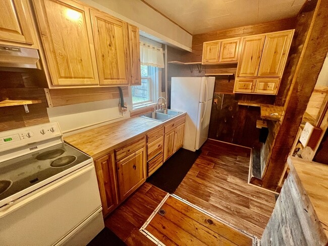 Photo - Dog Friendly, 3 Bed 1 Bath Single Family Home with Beautiful Hardwood Floors and Fenced Yard!!