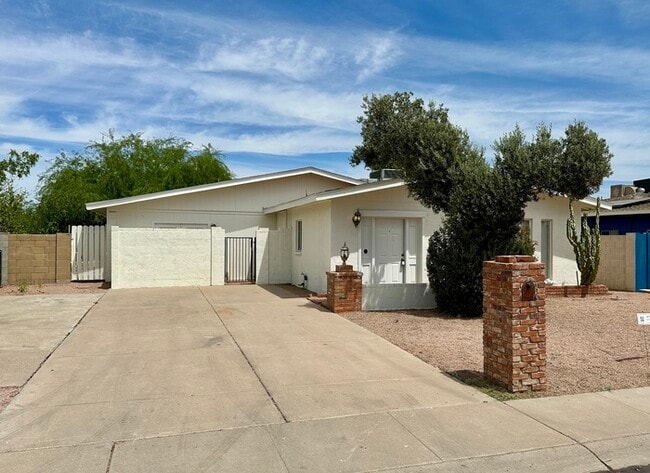 Building Photo - Nicely updated Marlette Estates home with pool, 3 beds, 2 baths.