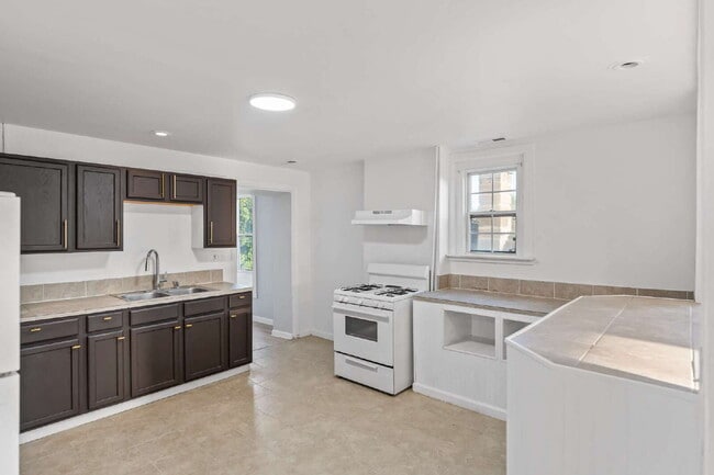 Photo - "Spacious 3-Bedroom Retreat at 57 1/2 Sara... Unit 3S