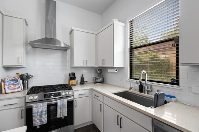 Photo - Charming Home Awaits: Spacious & Modern Living in a Prime Location