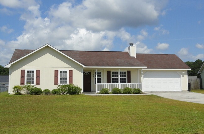 Building Photo - Minutes to Back Gate! Wood Laminate Floors! Rental