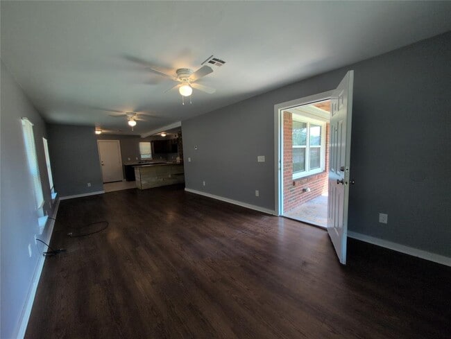 Photo - 725 NE 25th St