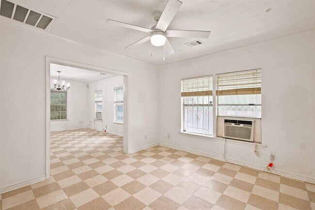 Photo - 5005 Lyons Ave