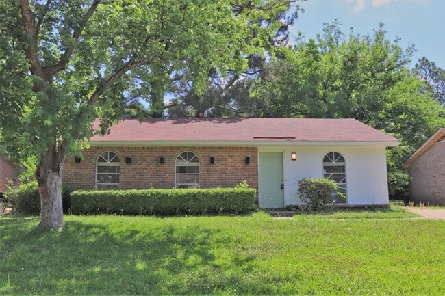 Building Photo - Charming 3-bedroom waiting to be yours !!