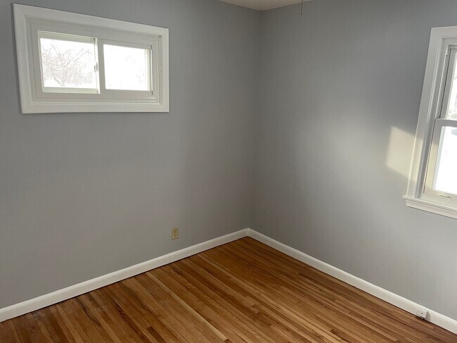 Photo - 1504 Laurie Rd E