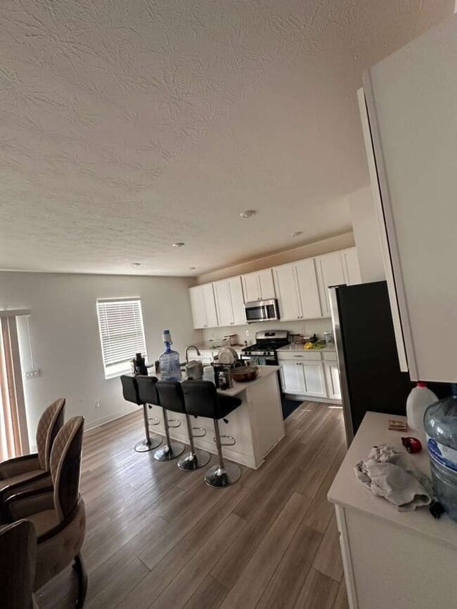 2302 S Stonehill Wy
