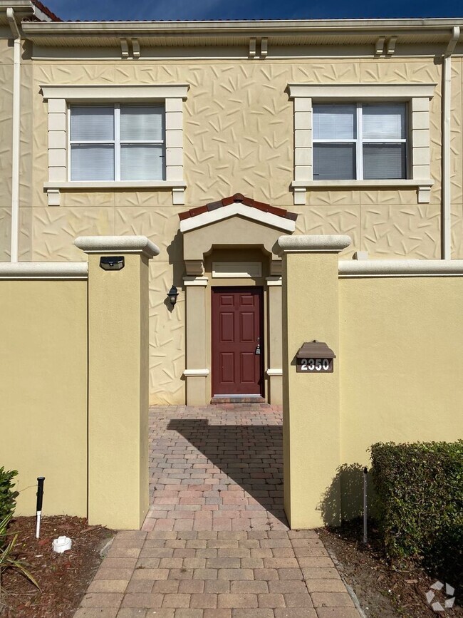 Building Photo - Spacious Davenport Townhouse