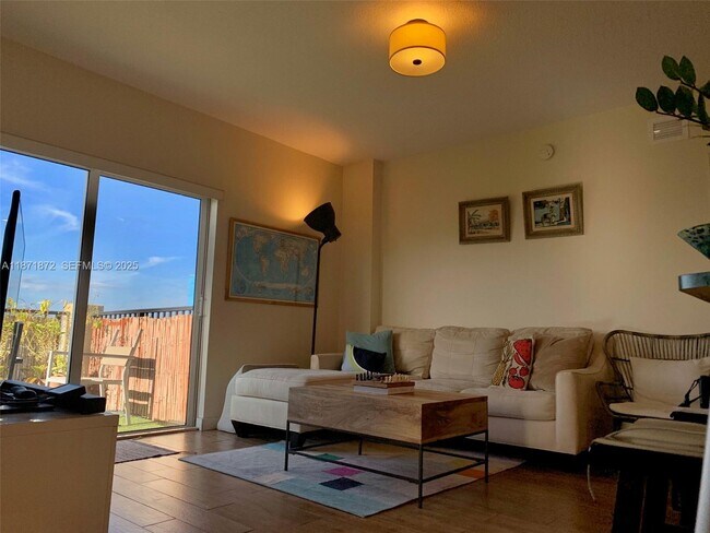 Photo - 3410 Coral Wy Unidad PH-02