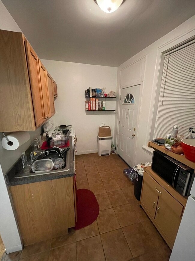 Photo - 641 W Roscoe St