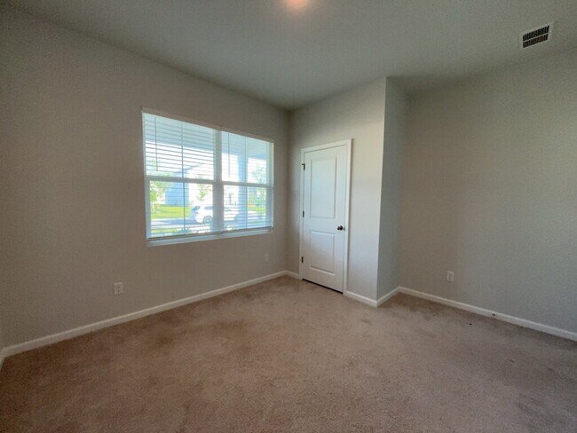 Photo - 293 W Bradford Pointe Dr