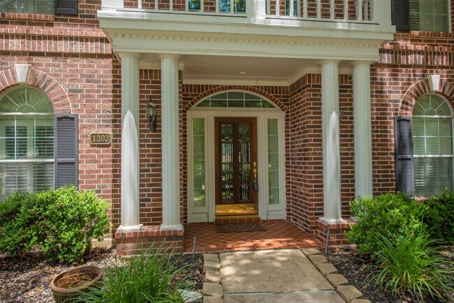 Photo - 1303 Red Oak Ct
