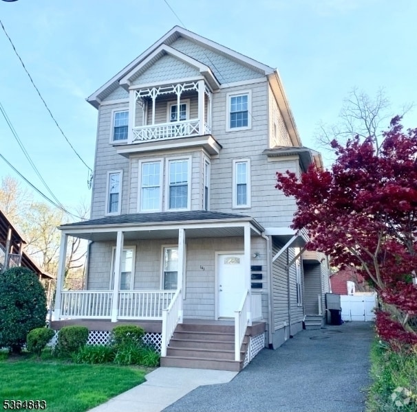 Building Photo - 141 Walnut St Unit 2 Rental