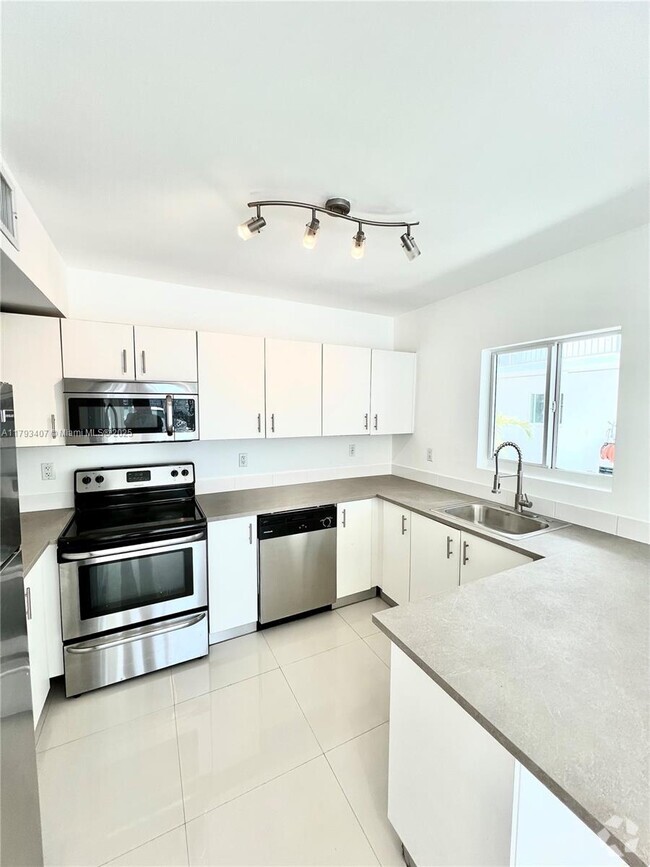 Building Photo - 8035 Crespi Blvd Unit 3 Rental