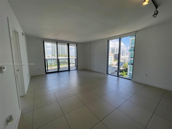 Building Photo - 31 SE 6th St Unit 1402 Rental