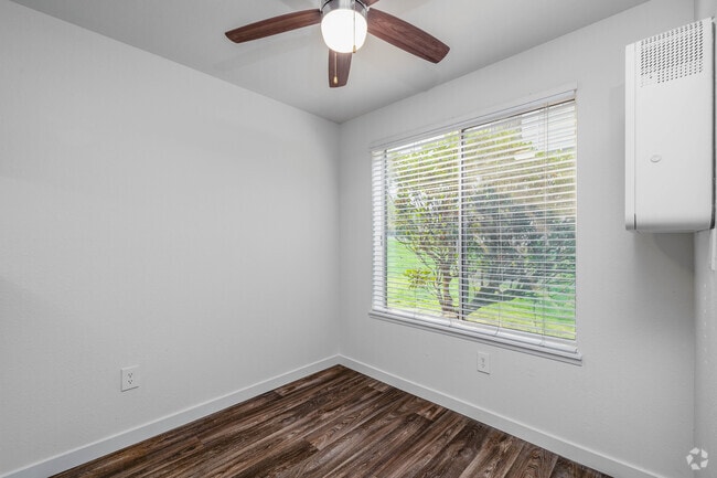 1BR, 1BA - 580SF - Dining Room - Marina Club