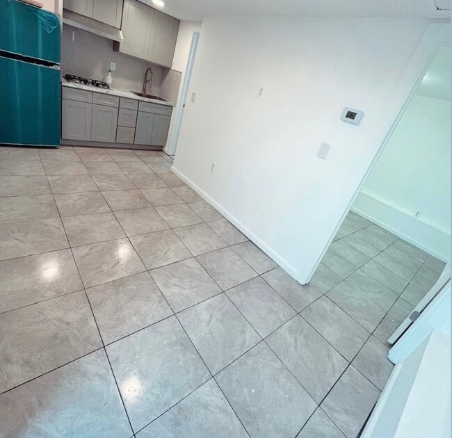 Building Photo - 170 E 19th St