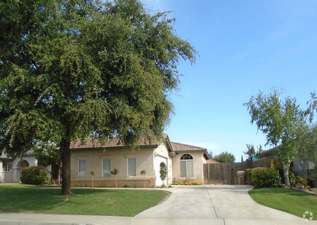 Building Photo - NORTHWEST CUTIE !  NEW PAINT AND FLOORING!!! Rental