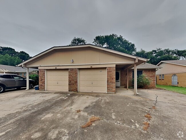 Building Photo - DARLING DUPLEX READY NOW! Rental