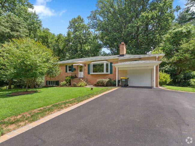 Building Photo - "Stunning 4-Bed Oasis with Granite Eleganc... Rental