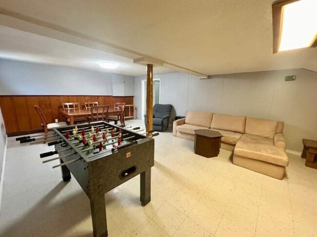 Photo - 3 bedrooms * STUDENT HOUSE * Available NOW * $650 per room * STEPS from UWO