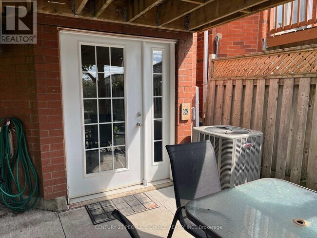 Photo - 383 Jay Crescent