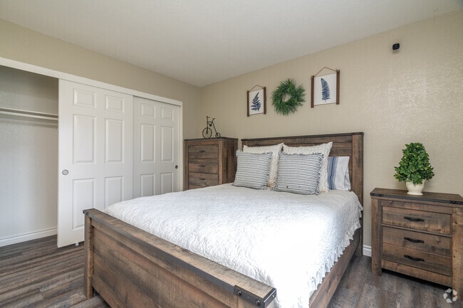 2BR, 2BA - 810SF