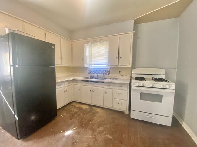 Photo - 2 bed 1 bath 1 car garage available now