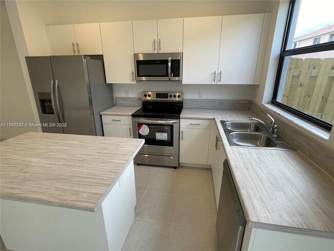Building Photo - 883 NE 211th St Rental
