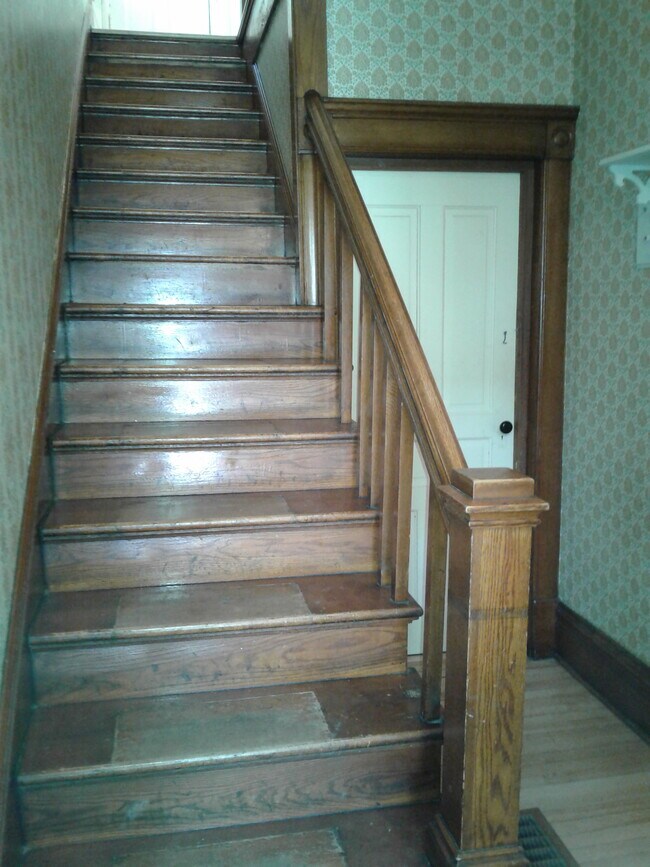 Entry stairway - 917 Oxford Ave Unit Upper South