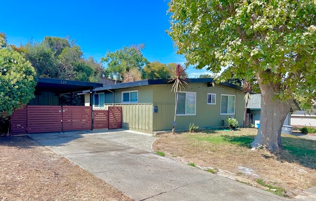 Photo - 220 Los Altos Pl