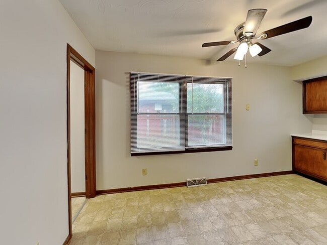 Photo - 132 W Old S St