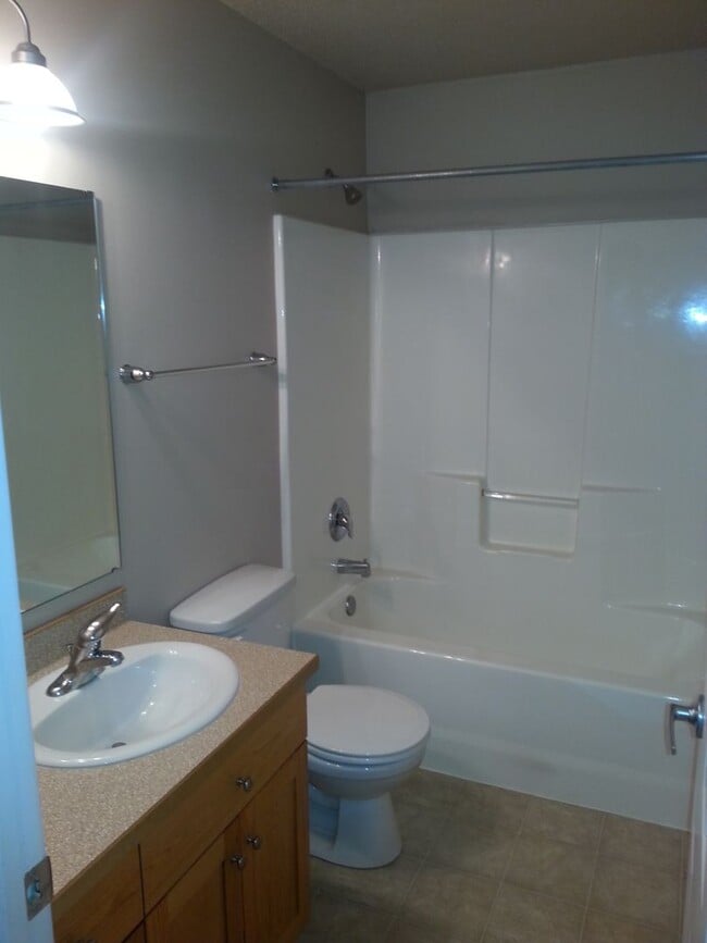Building Photo - Westport Beach Townhomes 2 and 3 Bedrooms