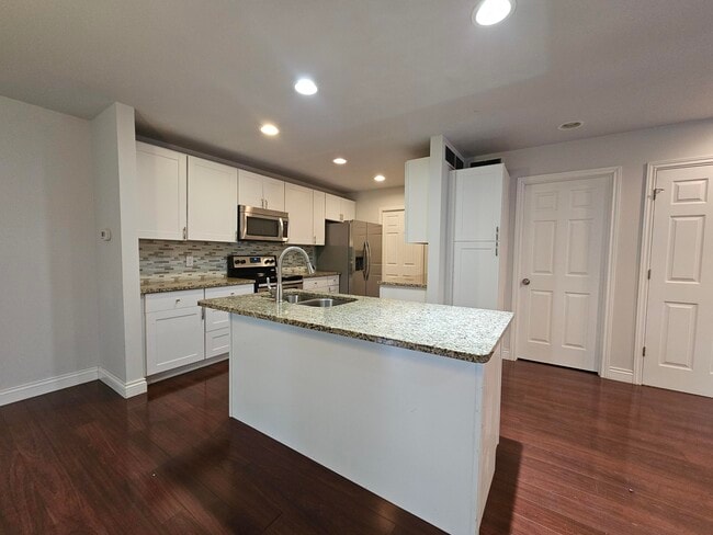 Photo - 324 Stratford Ln