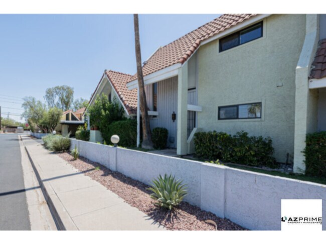 Photo - Embrace Easy Living In This Phoenix 3/2.5 Home Offering Space, Comfort, And Everyday Convenience.