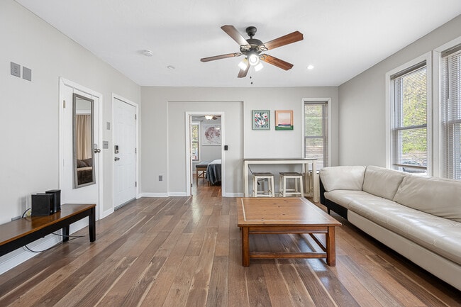 Photo - 586 Pleasant St Unidad Room 2