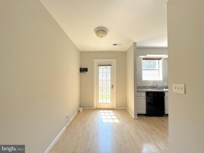 Building Photo - 2509 S Walter Reed Dr Unit D
