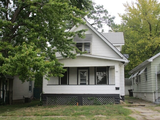 Building Photo - 913 W McClure Ave