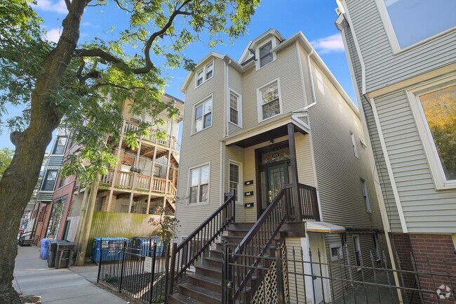 Building Photo - 3212 N Kenmore Ave Unit 2 Rental