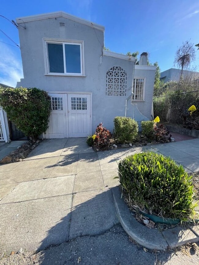 Building Photo - Great House in Oakland! 2 Beds, 1 Bath